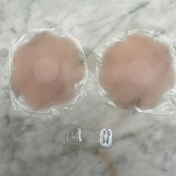 COPY - COPY - NWT women’s silicon invisible lift bra with nipple cover set size… - Picture 7 of 12